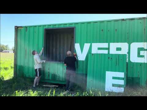 Видео: Как установить окно в морской контейнер самостоятельно