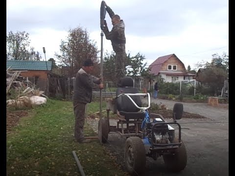 Видео: Забиваем столбы для забора.