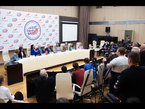 Видео: Пресс-конференция экипажей 21-й экспедиции посещения МКС и 71-й длительной экспедиции на МКС