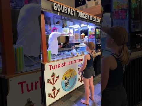 Видео: Турецкие продавцы мороженого в Дубае — это шоу, а не покупка! 😂🍦