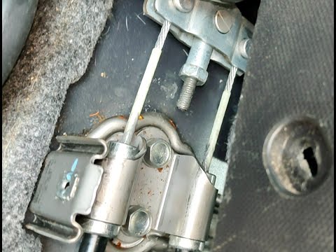 Видео: Регулировка ручного тормоза Honda Jazz или Fit (GD) 2006 года