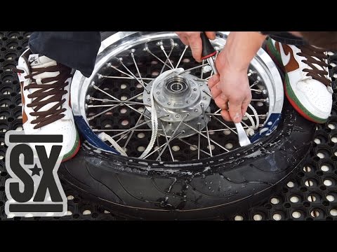 Видео: Ручной Шиномонтаж Мото Колеса Каферейсер