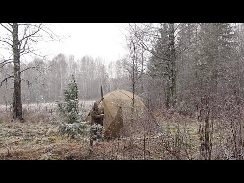 Видео: Поставили дом в лесу. Приготовили мясо ондатры на печи. Палатка МФП-4 ее тест в полевых условиях.