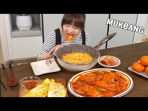 Видео: Mukbang  :) пряные ттокпокки, жареный рис с сыром и кукурузой и блюда из рисовой бумаги.