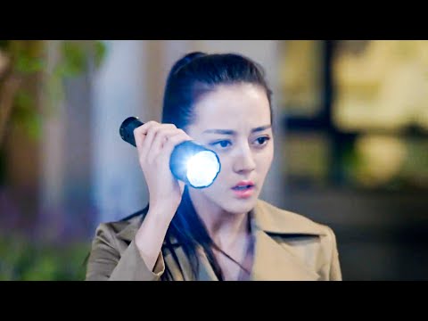 Видео: Богатый бизнесмен в опасности, женский телохранитель в одно мгновение преследует гангстера!