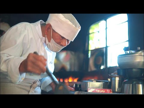 Видео: 76-летний владелец хот-дога, который заставляет всех улыбаться. японская еда