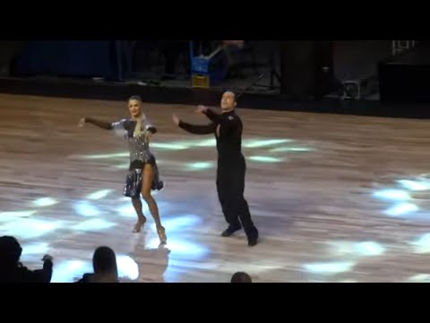 Видео: Обалденно красивые песня и танец!!! ЧТО СТОИШЬ У ОКНА Иван Поклонский