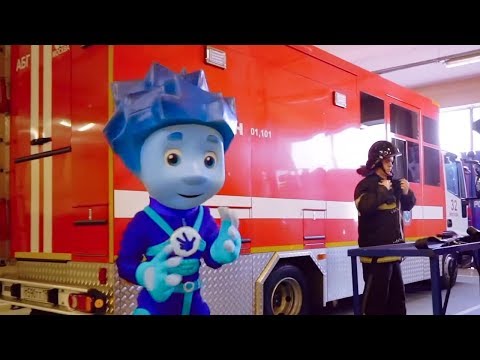 Видео: Фиксики - Нолик – пожарный: раз, два, три – огонь, не гори!  | Прогулки с фиксиками!