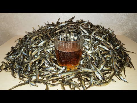 Видео: КАК ЗАВЯЛИТЬ МЕЛКУЮ РЫБУ. ВЯЛЕНАЯ РЫБА МЕЛКАЯ КОРЮШКА.