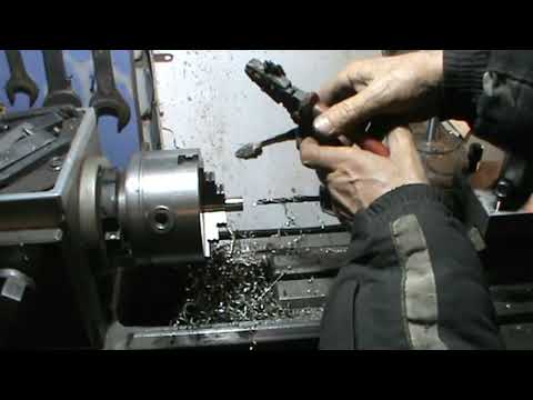 Видео: Сверление нержавейки на хоббийном токарном в условии гаража