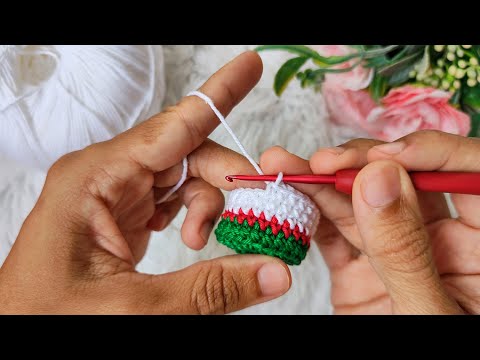 Видео: ВЯЗАННЫЙ КРЮЧКОМ БРЕЛОК ДЛЯ ПРОДАЖИ НА РОЖДЕСТВО 🌲💸 (с субтитрами)