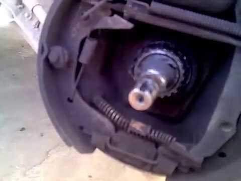 Видео: Регулировка тормозных колодок ланос,сенс.Стояночный тормоз.