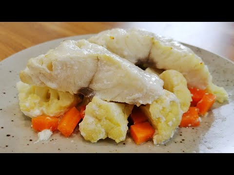 Видео: ЗАПЕЧЕННАЯ ТРЕСКА на овощной подушке – просто, вкусно и полезно!