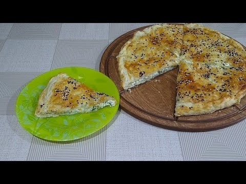 Видео: Хачапури с сыром. Быстрый рецепт со слоëным бездрожжевым тестом.