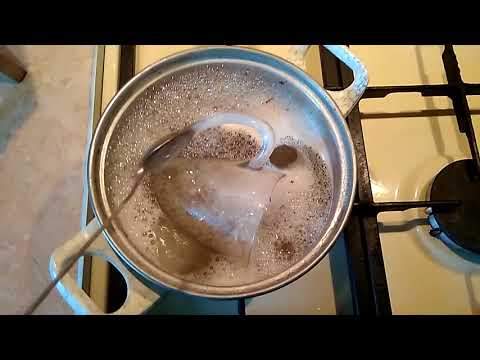 Видео: Лайфхаки для кухни: Как быстро очистить кастрюлю из нержавейки от пригаревшего?