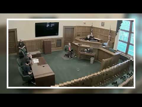 Видео: Подсудимый ошеломлен резкими словами судьи — адвокат быстро вмешивается!