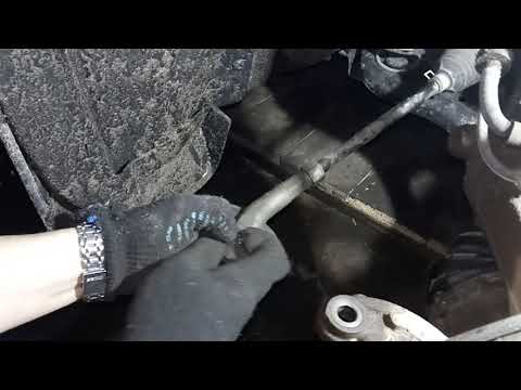Видео: Как правильно заменить рулевой наконечник. Отбойник жесть. Шкода Рапид.