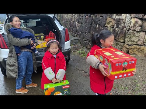 Видео: Отвезти 3 детей домой отправить товар к Новому году, бабушка увидела 3 детей очень счастливыми