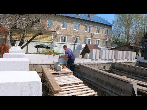 Видео: Кладка газобетона. Второй ряд!Теперь точно ,строители мне не нужны,Сам Всё Сделаю.