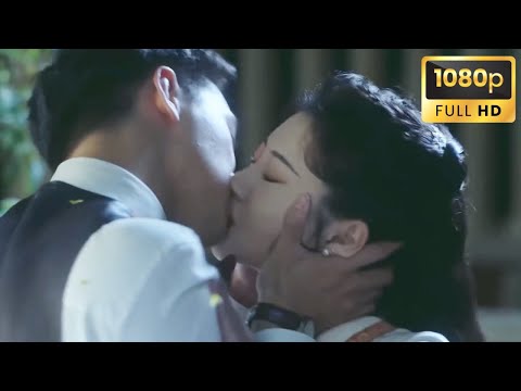 Видео: Как только генеральный директор встретился, он взял Золушку на руки и поцеловал ее.