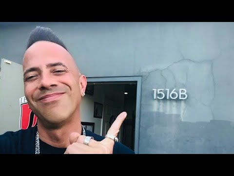 Видео: ВНУТРИ скандально известного дома Hell House от Guns N’ Roses | The Real Hell House и Crue House ...