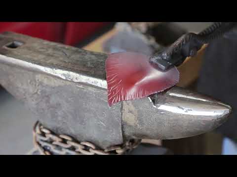 Видео: Выковываем цветок каллы, сделанный вручную кузнецом