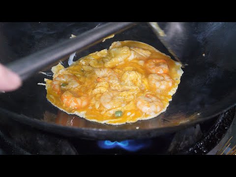 Видео: мастер вока! золотой жареный яичный рис - японская еда вок