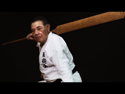 Видео: Удивительный! 80-летний мастер древнего оружия с Окинавы.