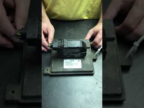 Видео: Отсоединение разъема модуля управления топливной системой FSCM