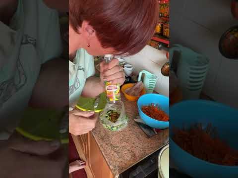 Видео: Салат с кальмарами