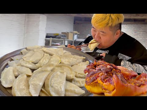 Видео: Налепите пельменей, большие вареники с начинкой из свиной головы получаются ароматными!