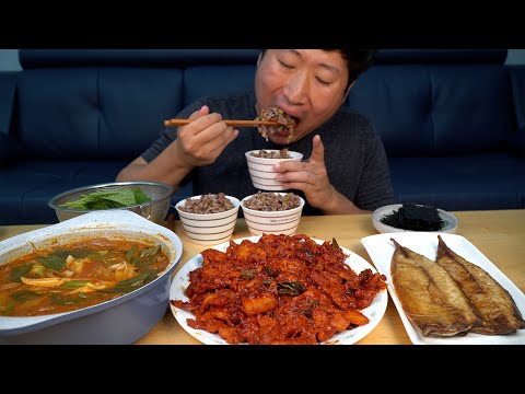 Видео: Жареная острая свинина, тушеное мясо кимчи от Heungsam - шоу еды мукбанга.