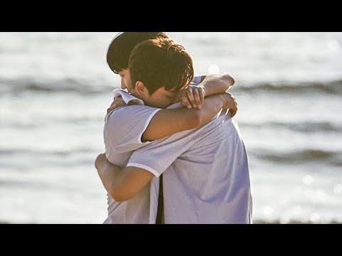 Видео: Они оба решили остаться друг для друга и крепко обняли друг друга.