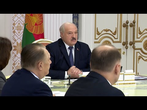 Видео: Лукашенко: Люди жалуются на дороги! Появились колдобины, ямы! Асфальт крошится!