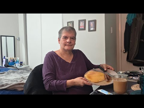 Видео: Утренняя беседа с блинчиками, колбасой, йогуртом и кофе