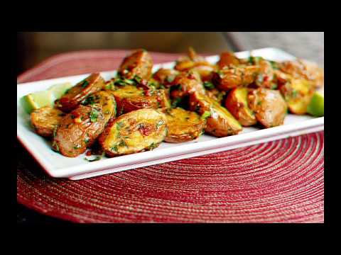 Видео: Запекаем картошку с салом на электрошашлычнице. Очень вкусно и быстро.