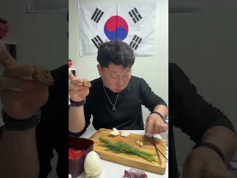Видео: Кореец кушает хлеб и сало 