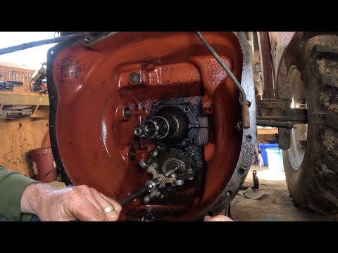 Видео: Замена сальников входного вала Massey Ferguson 35