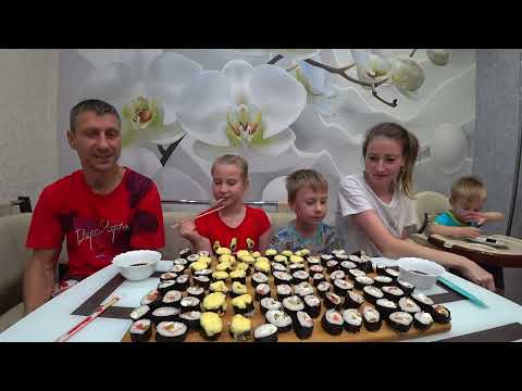 Видео: МУКБАНГ ПЕРВЫЕ ДОМАШНИЕ РОЛЛЫ ОТ НАСТЁНКИ! #stepfamily #mukbang #мукбанг