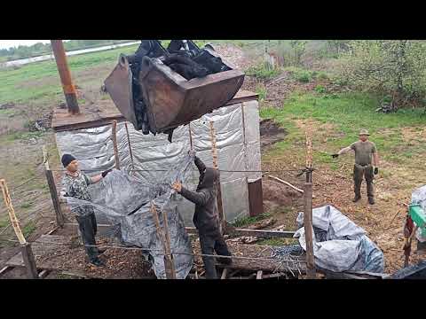 Видео: Выгрузка древесного угля.Углевыжигательные печи.