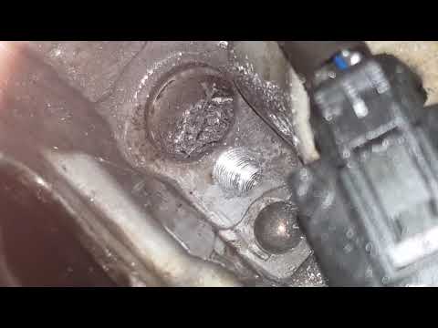 Видео: Как высверлить болт форсунки