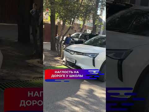 Видео: Водитель припарковался с нарушением, перекрыв проезд, и отказался убирать машину, устроив скандал