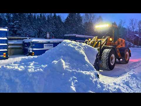 Видео: Уборка большого количества снега на перерабатывающем центре