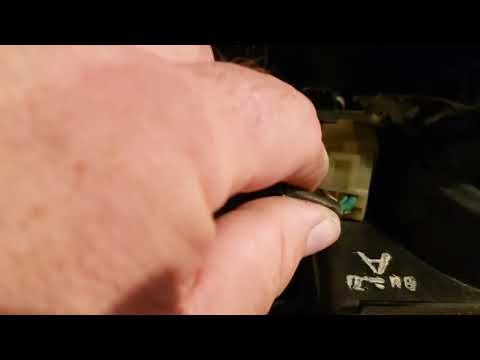 Видео: Как заменить лампы в фарах Honda Goldwing GL1500 Aspencade