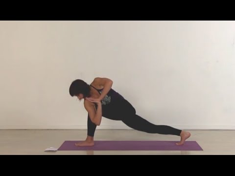 Видео: Паривритта Паршваконасана (Поза Скрученного Бокового Угла).