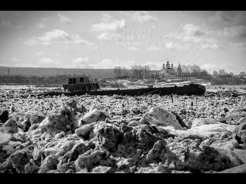 Видео: Наводнение в Великом Устюге 2016. (Люди убегают от глыбы льда...)