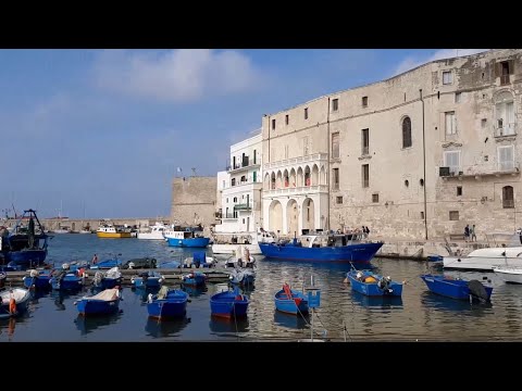 Видео: МОНОПОЛИ - в провинции Бари для туристов (Италия. Август 2019)