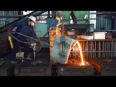 Видео: Процесс плавления металлолома для изготовления крышки люка Перерабатывающий литейный завод в Корее.