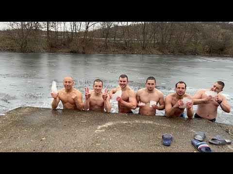 Видео: Ледено къпане/Ice bathing