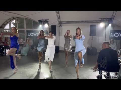 Видео: Танец невесты и подружек